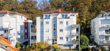 Helle 2 Zimmer-Wohnung mit Balkon, Fernblick und PKW-Stellplatz