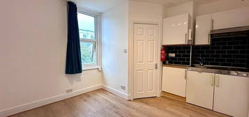 Studio to rent in London Road, Southborough, Tunbridge Wells TN4