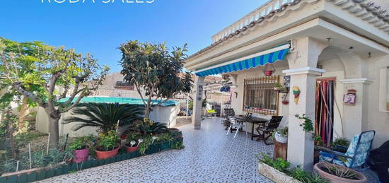 Chalet adosado en venta en calle Victoria, 119