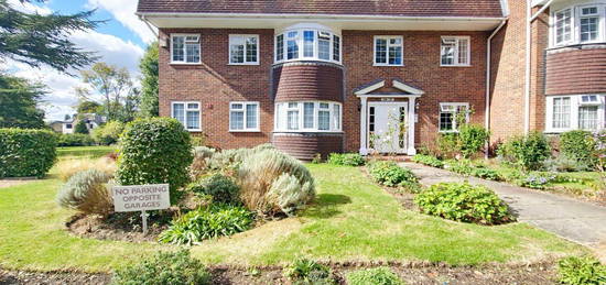 Flat to rent in Buckingham Close, Hornchurch RM11