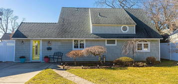 10 Wishing Ln, Hicksville, NY 11801