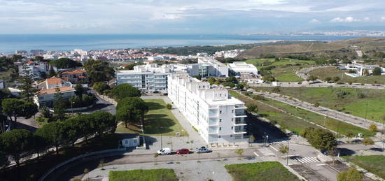 Apartamento com parqueamento, vista mar, nos Capuchos, Caparica