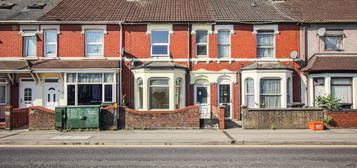 Terraced house to rent in County Road, Swindon SN1