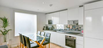 Flat to rent in The Library Building, 2A St Lukes Avenue, Clapham SW4