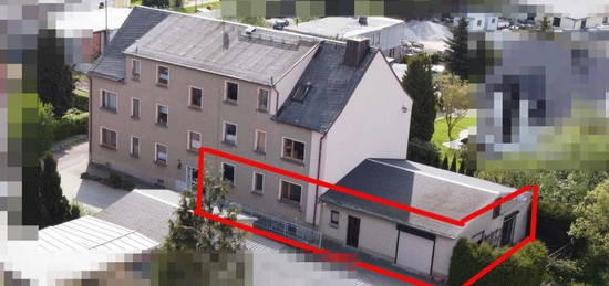 Großzügige und helle Wohnung mit separatem Zugang, Terrasse, Doppelgarage und eigenem Gartenanteil