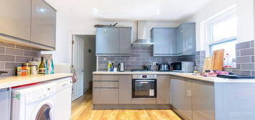 6 bedroom terraced house to rent