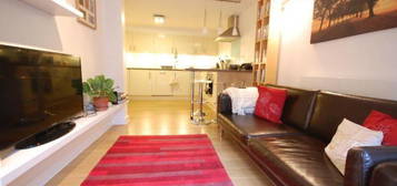 Flat to rent in Embassy Lodge, Green Lanes, London N16