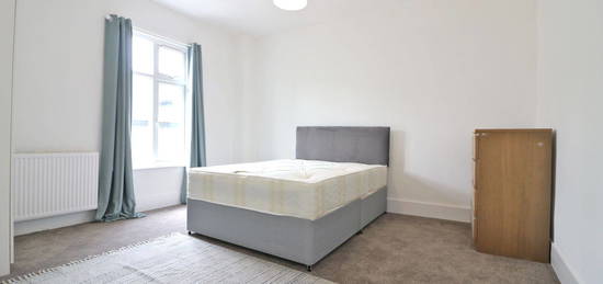 Room to rent in St. Marys Square, London W5