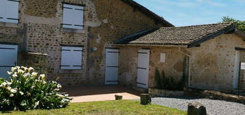 Maison T5 de caractère (ancienne grange entièrement rénovée) avec terrain clos et terrasse