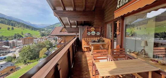 Seltener Zweitwohnsitz im Herzen von Saalbach! Attraktive Dachgeschoss-Ferienwohnung mit Direkteinstieg ins Skivergnügen