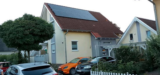 Haus mit PV Anlage und Speicher