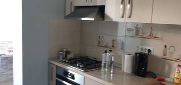 Apartament cu 2 camere, renovat - zona Micro 14, magazin ...