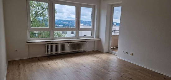 Frisch renovierte, helle 2-Zimmer-Wohnung mit Balkon