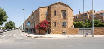 Casa pareada en Plaza del Periodista Marino Antequera, 1