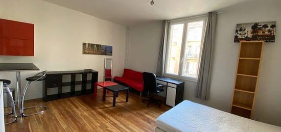 Studio meublé  à louer, 1 pièce, 30 m², Étage 3/3