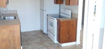 Spacious One & Two Bed Units in a Quite complex with Porches and Covered Off Street Parking, 500 S St, Vancouver, WA 98661