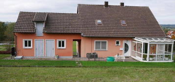 massiv gebautes Einfamilienhaus mit Wintergartenanbau, Garage und Garten