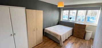 Room to rent in Bernhardt Crescent, London NW8