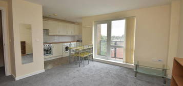 Flat to rent in Stockport Road, Longsight, Manchester M13