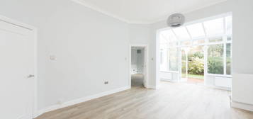 Flat to rent in Howitt Road, London NW3