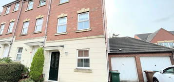 Town house to rent in Woodyard Close, Church Gresley, Swadlincote DE11