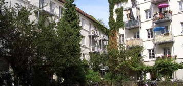 Schanze/Schulterblatt im Innenhof ! nette 2 Zi.-Altbau-Whg.,  Balkon,  Duschbad