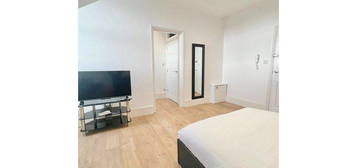 Studio to rent in Church Road, Hove BN3