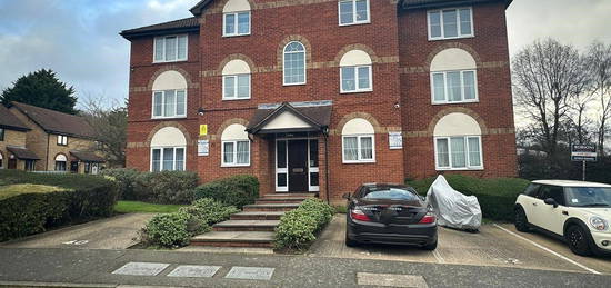 Flat to rent in Columbus Gardens, Northwood HA6