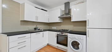 Flat to rent in Cloister Road, Acton, London W3