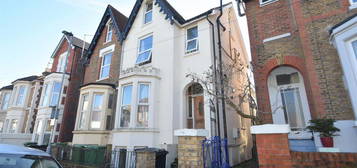 6 bedroom semi-detached house to rent