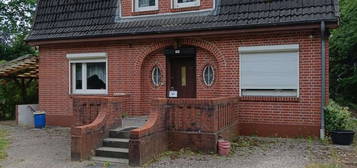 GROSSES EINFAMILIENHAUS  (LEER / SEHR STARK SANIERUNGSBEDÜRFTIG)