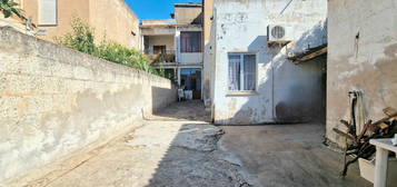 Casa singola quadrilocale con cortile carrabile