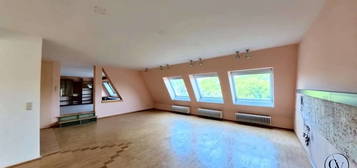 Dachgeschoßtraum mit 76m² Wohnzimmer und Blick auf die Gloriette