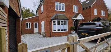 4 bedroom detached house to rent