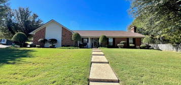 1301 Audubon Dr, Tupelo, MS 38801