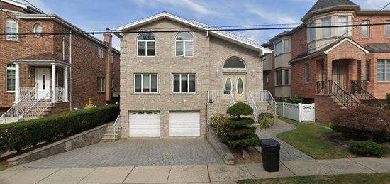 523 2nd St, Palisades Park, NJ 07650