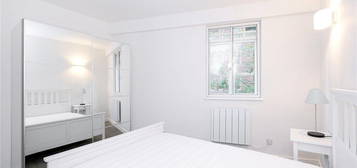 Flat to rent in Rosebery Court, London EC1R