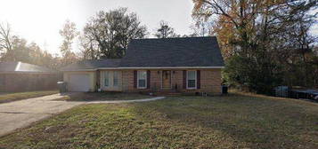 323 Azalea Dr, Eufaula, AL 36027