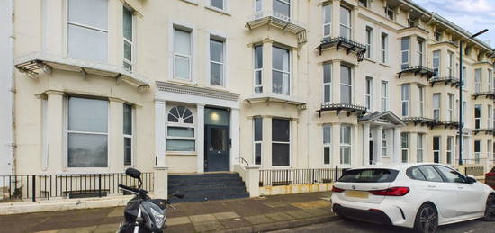 Flat to rent in South Parade, Southsea PO5