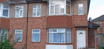 Maisonette to rent in Avon Close, Yeading, Hayes UB4