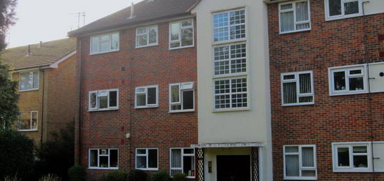 Flat to rent in Hempstead Road, Watford WD17