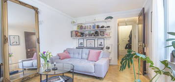 Flat to rent in Observatory Gardens, London W8