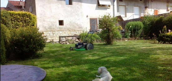 Charmante maison de village à Hautecourt-Romanèche avec jardin