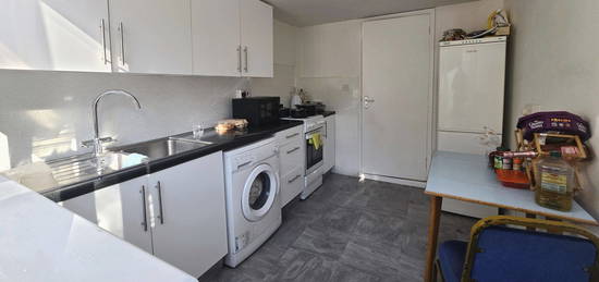 Terraced house to rent in Tolworth Road, Surbiton KT6