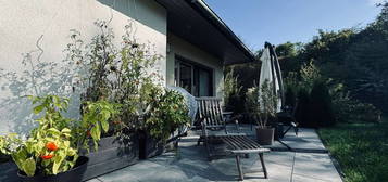 Attraktive 3-Zimmer-Wohnung in freistehenden Bungalow mit 2 WE, Terrasse und Garten