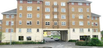 Flat to rent in Pickfords Gardens, Slough SL1