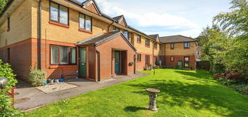 Flat for sale in Sherwood Close, Southampton SO16