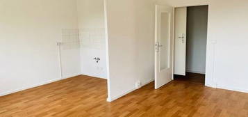 Gemütliche 1-Raumwohnung mit Wanne und Balkon in Grünau