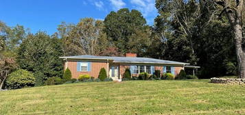 1018 Hibriten Dr SE, Lenoir, NC 28645