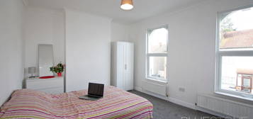 Room to rent in Elmers Road, Woodside, Croydon SE25